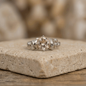 טבעת זהב לבן טבעי 14 קראט משובצת אבן מורגנייט ויהלומים קטנים