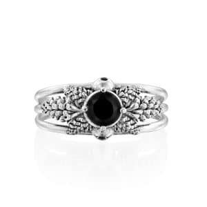 טבעת כסף מרהיבה עם עיטורי אצטרובלים ואבן שחורה - תכשיט איכותי ומצוין תכשיטי כסף וזהב בהשראת אצטרובלים, מגוון עיצובים מאורטל מורי. תכשיטי כסף וזהב בהשראת אצטרובלים, מגוון עיצובים מאורטל מורי.