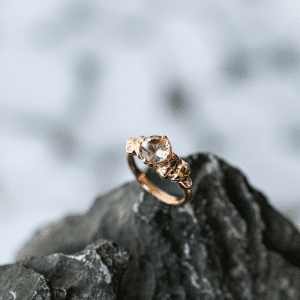 טבעת סלע זהב אדום משובצת מורגנייט ויהלומים קטנים בצד