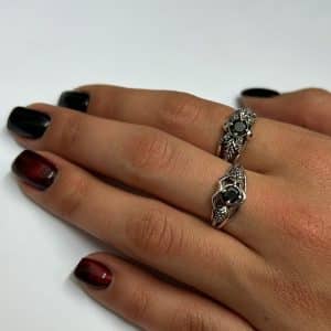 טבעת כסף עם אמרלד גולמי מעניקה מראה קלאסי עם נגיעה של צבע וחיים.