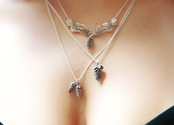 קולקציית אצטרובלים - תכשיטים מעוצבים בעבודת יד תכשיטי כסף וזהב בהשראת אצטרובלים, מגוון עיצובים מאורטל מורי. תכשיטי כסף וזהב בהשראת אצטרובלים, מגוון עיצובים מאורטל מורי.