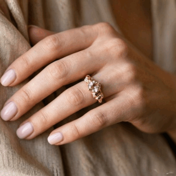 טבעת סלע זהב אדום משובצת מורגנייט ויהלומים קטנים בצד