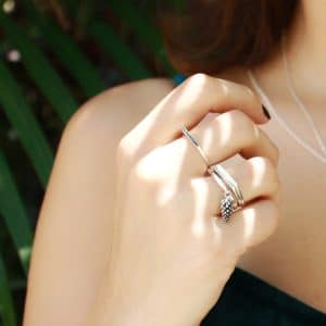 טבעת פס משובצת אבני ספינל שחורות