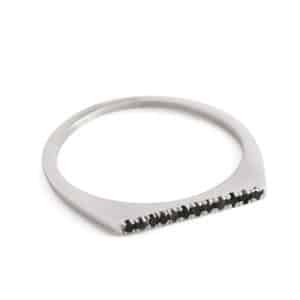 טבעת פס משובצת אבני ספינל שחורות