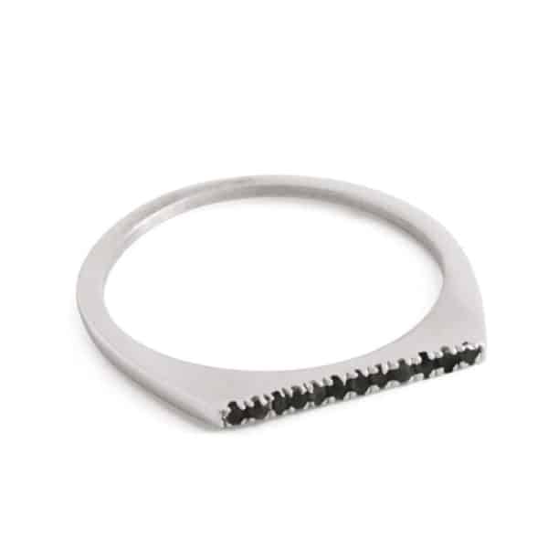 טבעת פס משובצת אבני ספינל שחורות