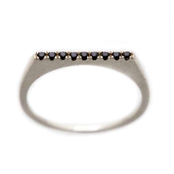 טבעת פס משובצת אבני ספינל שחורות