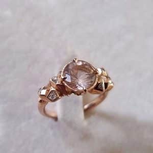 תכשיטי זהב עם אבנים צבעוניות בהירות