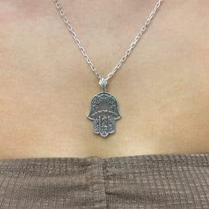 שרשרת כסף עדינה עם תליון מעוצב מאת אורטל מורי.אורטי מציגה שרשרת כסף אלגנטית עם תליון .שרשרת כסף עם תליון י, עיצוב מיוחד מאורטל מורי.אורטי מעצבת שרשרת כסף עם תליון , מתנה מושלמת לאהובה.שרשרת כסף עם תליון , עבודת יד של אורטל מורי.אורטי מציעה שרשרת כסף עם תליון , מושלמת ללוק יומיומי.שרשרת כסף עם תליון , עיצוב סימבולי מאורטל מורי.אורטי יוצרת שרשרת כסף עם תליון קסום, אבן חן מרכזית צבעונית.