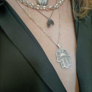 שרשרת כסף עדינה עם תליון מעוצב מאת אורטל מורי.אורטי מציגה שרשרת כסף אלגנטית עם תליון .שרשרת כסף עם תליון י, עיצוב מיוחד מאורטל מורי.אורטי מעצבת שרשרת כסף עם תליון , מתנה מושלמת לאהובה.שרשרת כסף עם תליון , עבודת יד של אורטל מורי.אורטי מציעה שרשרת כסף עם תליון , מושלמת ללוק יומיומי.שרשרת כסף עם תליון , עיצוב סימבולי מאורטל מורי.אורטי יוצרת שרשרת כסף עם תליון קסום, אבן חן מרכזית צבעונית.