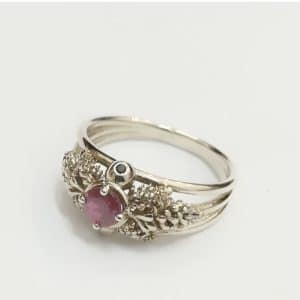 טבעת אוגוסט זהב לבן טבעי ואבן רובי