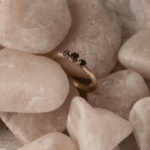 טבעת עדינה זהב 14 קראט משובצת יהלומים שחורים