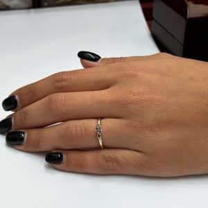 טבעת זהב אלגנטית עם אבן חן מרכזית