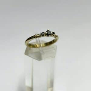 טבעת זהב אלגנטית עם אבן חן מרכזית