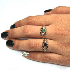 טבעת זהב אלגנטית עם אבן חן מרכזית