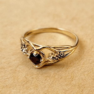 טבעת זהב אלגנטית עם אבן חן מרכזית