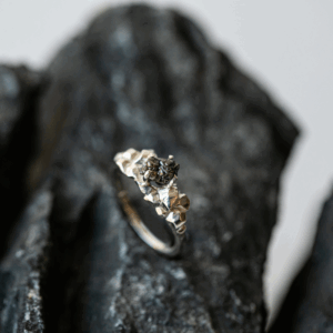 טבעת סלעים כסף עם יהלום גולמי