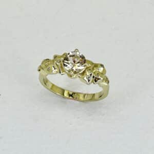 טבעת סלעים משובצת אבן מורגנייט ויהלומים קטנים זהב צהוב 14 קראט