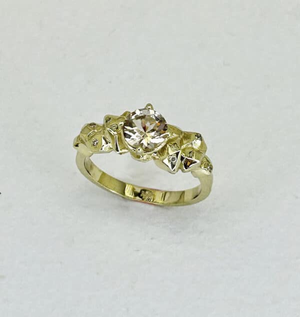 טבעת סלעים משובצת אבן מורגנייט ויהלומים קטנים זהב צהוב 14 קראט