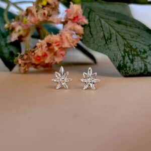 עגילי עלים מכסף בעבודת יד – עגילים צמודים בהשראת הטבע