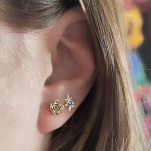 עגילי עלים מכסף בעבודת יד – עגילים צמודים בהשראת הטבע