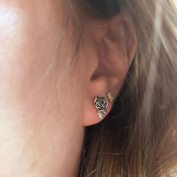 עגילים צמודים פרח הנורית זהב 14 קראט