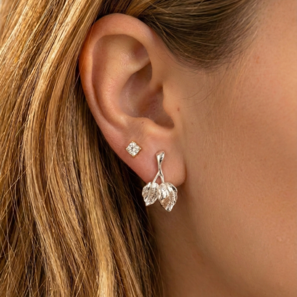 עגילי עלי ורד בעבודת יד – עגילים צמודים ענף ורד קטן עם שני עלים