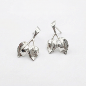 עגילי עלי ורד בעבודת יד – עגילים צמודים ענף ורד קטן עם שני עלים