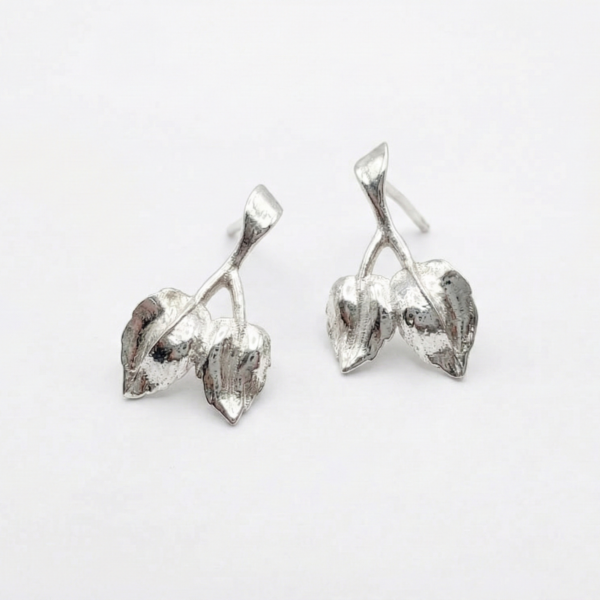 עגילי עלי ורד בעבודת יד – עגילים צמודים ענף ורד קטן עם שני עלים