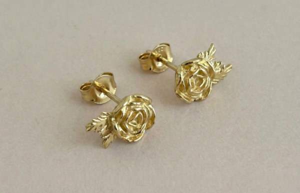 עגילים צמודים פרח הנורית זהב 14 קראט