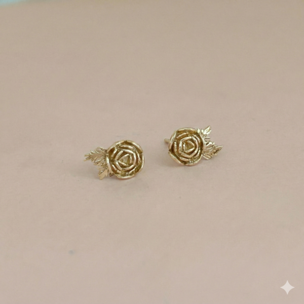 עגילים צמודים פרח הנורית זהב 14 קראט