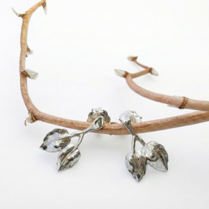 עגילי עלי ורד בעבודת יד – עגילים צמודים ענף ורד קטן עם שני עלים